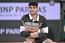 Igazi klasszikus: Alcaraz kétszettes hátrányból, három meccslabdáról fordítva nyerte a leghosszabb Garros-döntőt