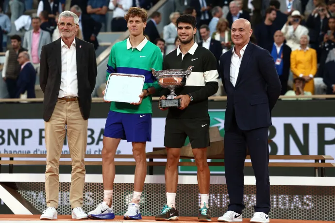 Alcaraz a győztes pont után és a díjátadón Gilles Moretton, a francia teniszszövetség elnöke, Sinner, Alcaraz és Andre Agassi – Fotó: Burak Akbulut / Anadolu / Anadolu via AFP és Thibaud Moritz / AFP