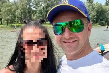 Ukrán címeres sapkában villog az Ukrajnával riogató fideszes polgármester