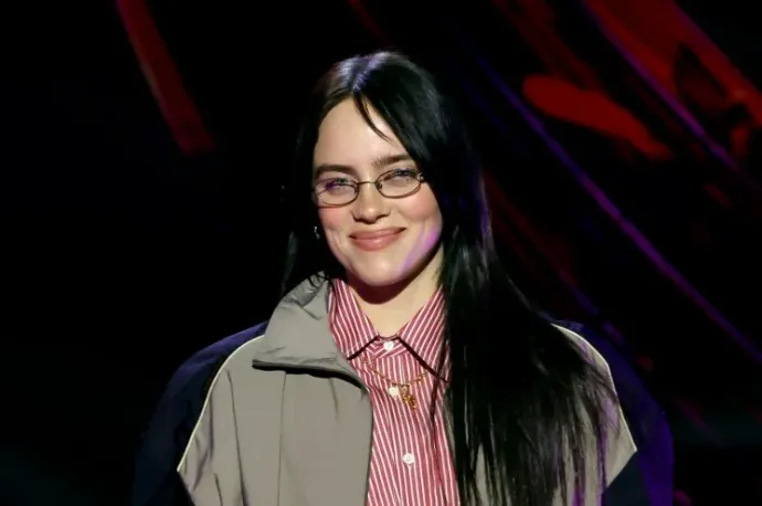 Billie Eilish párra talált: egy velencei balkonon fotózták le, ahogy a barátjával csókolózik