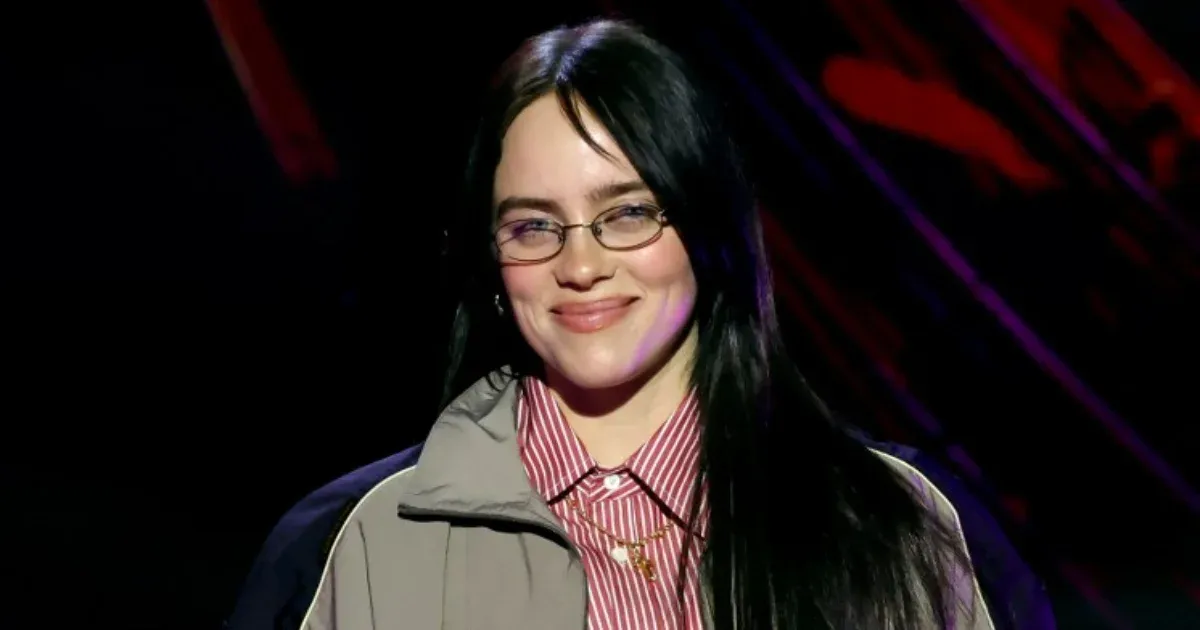 Billie Eilish párra talált: egy velencei balkonon fotózták le, ahogy a barátjával csókolózik
