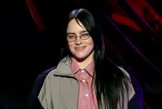 Billie Eilish párra talált: egy velencei balkonon fotózták le, ahogy a barátjával csókolózik