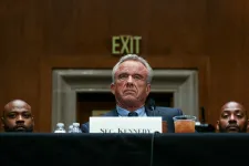 Kennedy összeférhetetlenségre hivatkozva kirúgta a teljes szövetségi oltási bizottságot
