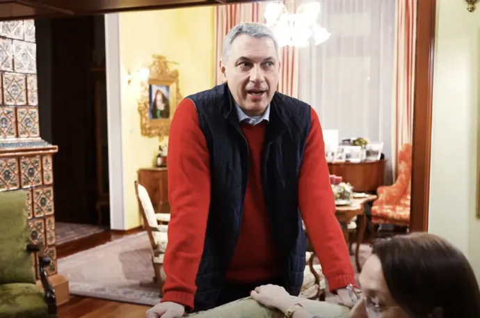 Részlet a videóból, a háttérben a feltételezett Vaszary-festmény