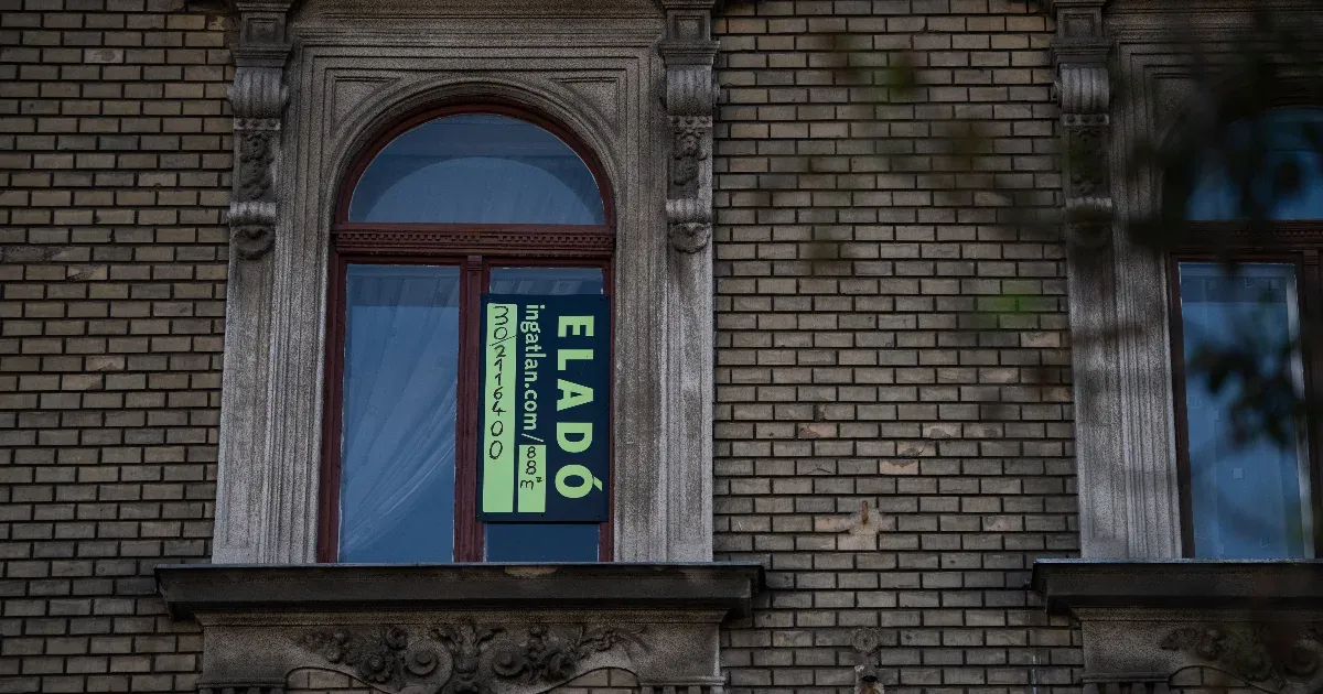 A hitelfelvevőkön verik le a bankok, hogy a bankszámladíjakat nem emelhetik
