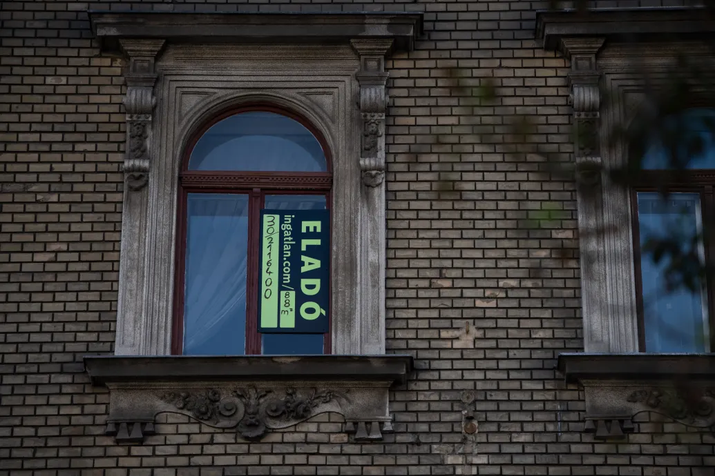 A hitelfelvevőkön verik le a bankok, hogy a bankszámladíjakat nem emelhetik – Forrás: Telex.hu