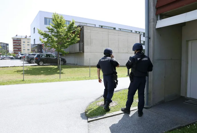 Rendőrök az iskola közelében, ahol a lövöldözés történt – Fotó: Erwin Scheriau / APA / AFP