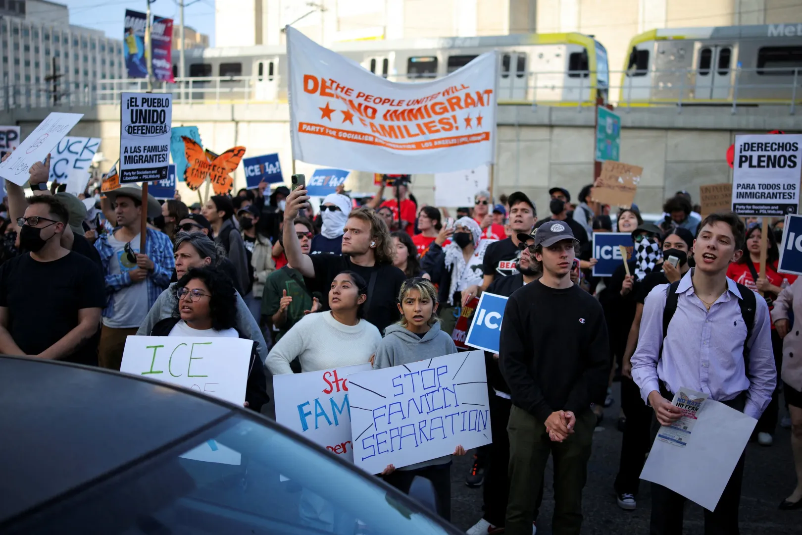 Tüntetők gyülekeznek az egyik Los Angeles-i szövetségi épület előtt 2025. június 6-án, miután az idegenrendészet és a szövetségi erők razziáztak és bevándorlókat vettek őrizetbe a városban – Fotó: Daniel Cole / Reuters