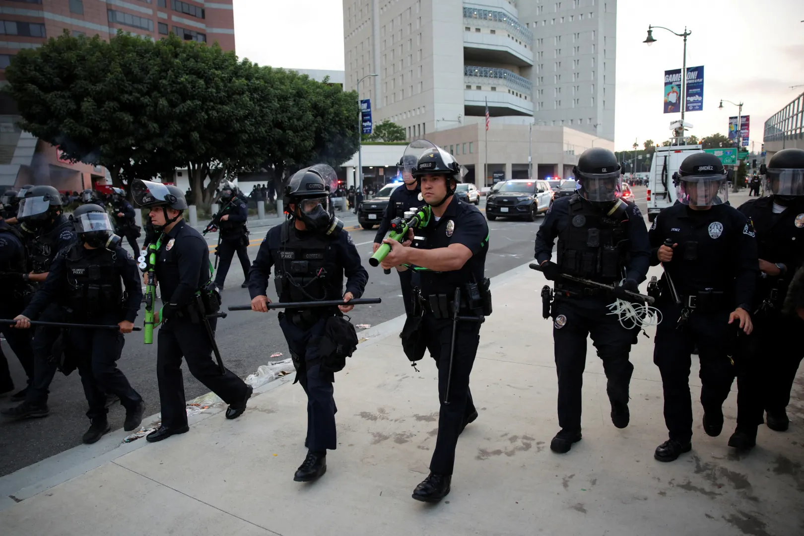 Rendőrök készülnek a Los Angeles-i szövetségi épület körül összegyűlt tömeg oszlatására 2025. június 6-án – Fotó: Daniel Cole / Reuters