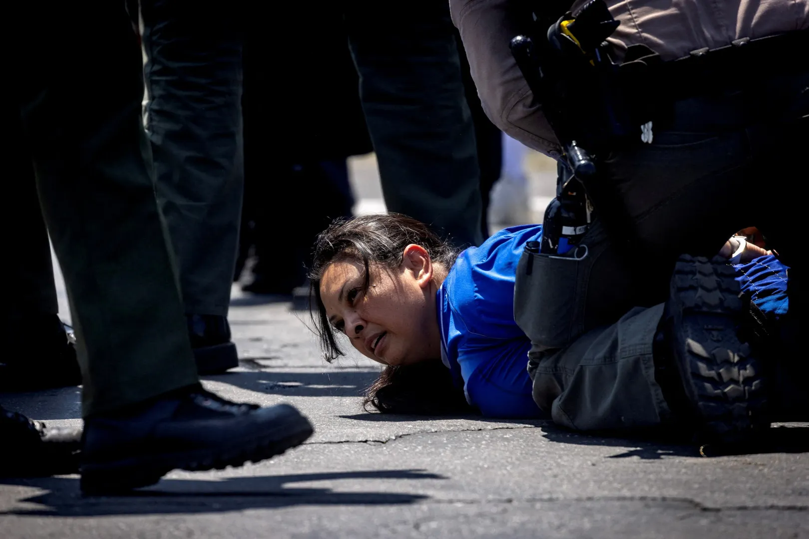 A Los Angeles megyei seriff helyettesei vesznek őrizetbe egy nőt a Los Angeles megyei Compton városában 2025. június 7-én, miután a patthelyzet alakult ki a demonstrálók és a hatóságok között – Fotó: Barbara Davidson / Reuters