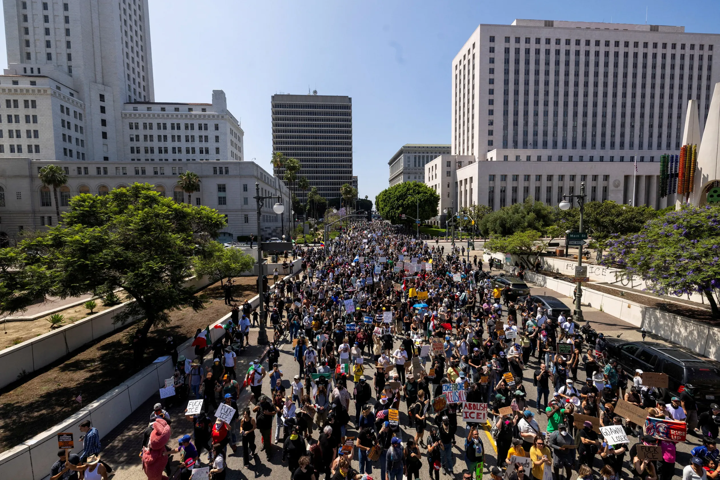Tüntetők vonulnak a városházától a Metropolitan Detention Center (szövetségi fogda) felé Los Angeles belvárosában 2025. június 8-án – Fotó: Barbara Davidson / Reuters