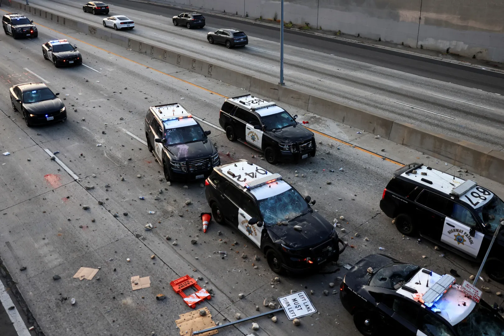 A tüntetések során megrongált rendőrségi autók Los Angeles belvárosában 2025. június 8-án – Fotó: David Swanson / Reuters