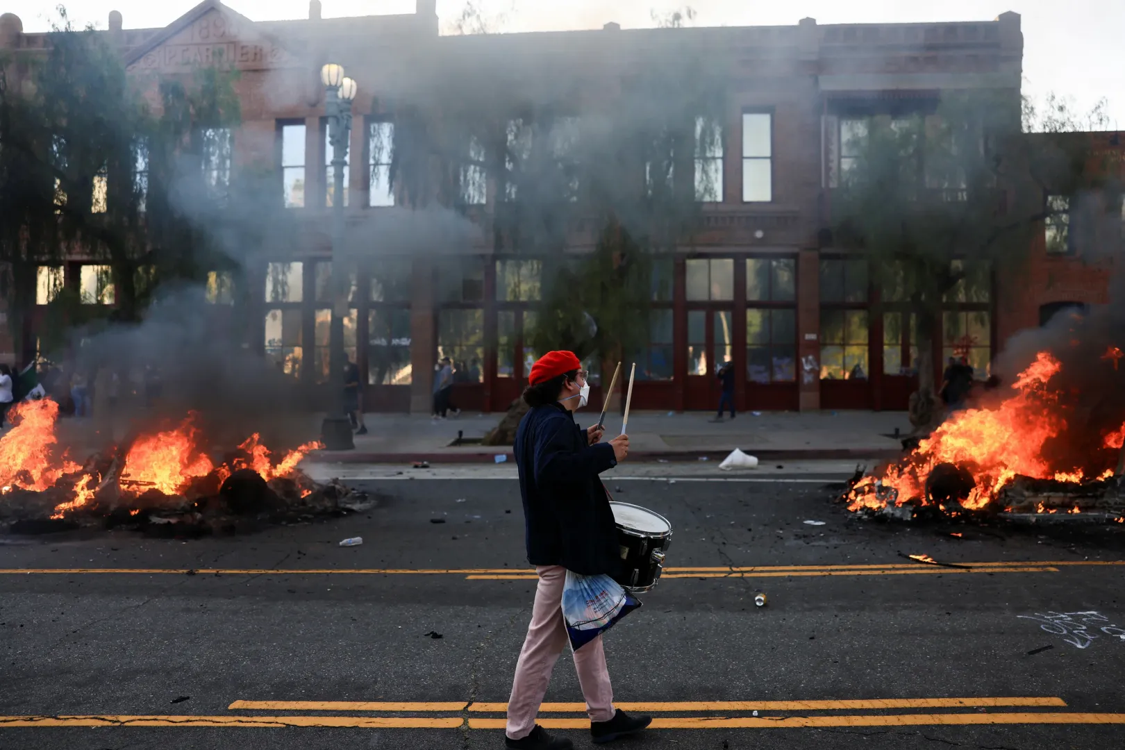 Lángoló autóroncsok Los Angeles belvárosában 2025. június 8-án – Fotó: David Swanson / Reuters