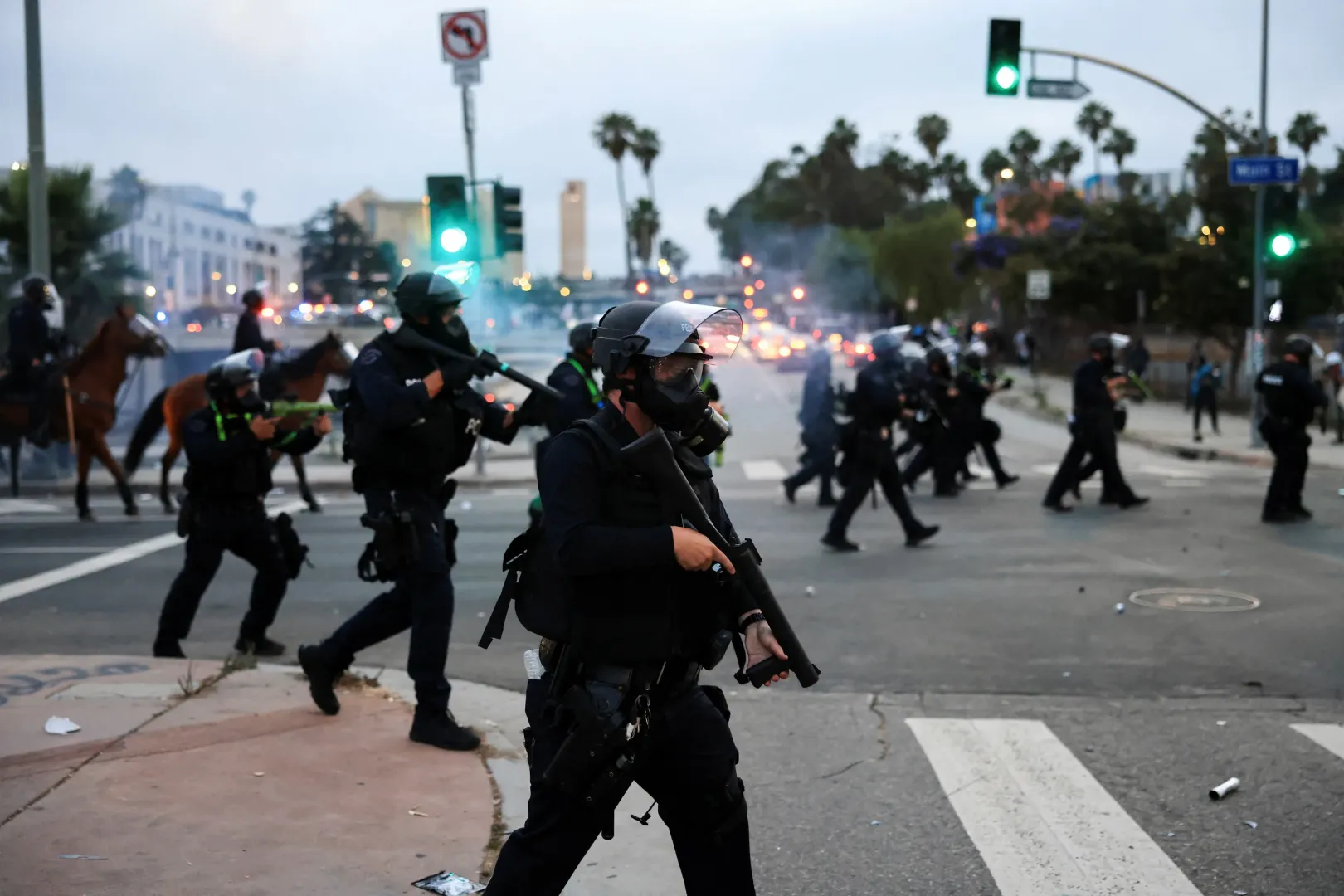 Rendőrök készülnek tömegoszlatásra a szövetségi bevándorlási akciók elleni tüntetésen a kaliforniai Los Angeles belvárosában 2025. június 8-án. – Fotó: David Swanson / Reuters