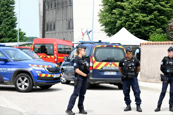 Tizenöt éves diák késelte halálra egy kelet-franciaországi középiskola dolgozóját