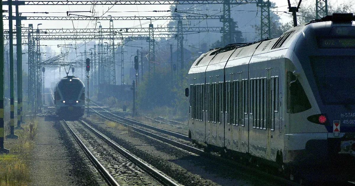 Leszakadt felsővezetékkel indult a péntek a MÁV-nál, fennakadások vannak a Budapest-Szolnok vonalon