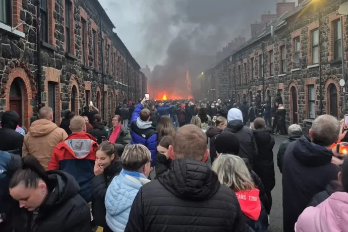 Tizenöt rendőr sérült meg az észak-írországi zavargásokban