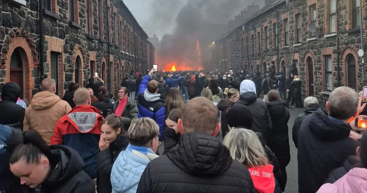Zavargások Ballymenában: Tizenöt rendőr sérült meg a protesták során Zavargások Ballymenában: Tizenöt rendőr sérült meg a protesták során