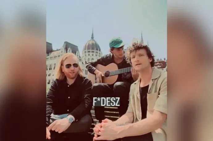 Az Esti Kornél zenekar is beállt a mai Kossuth téri tüntetés mögé