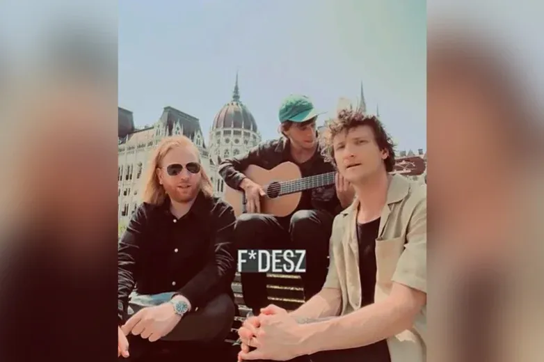 Az Esti Kornél zenekar is beállt a mai Kossuth téri tüntetés mögé