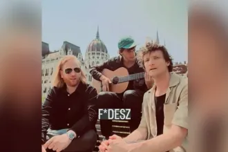 Az Esti Kornél zenekar is beállt a mai Kossuth téri tüntetés mögé