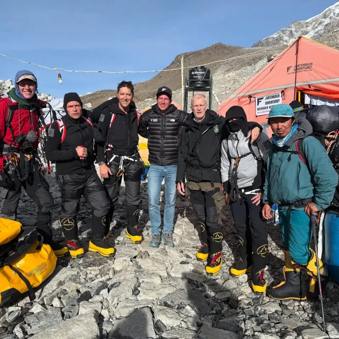 A brit csapat és segítőik a csúcstámadás után – Fotó: Lukasfurtenbach / Instagram