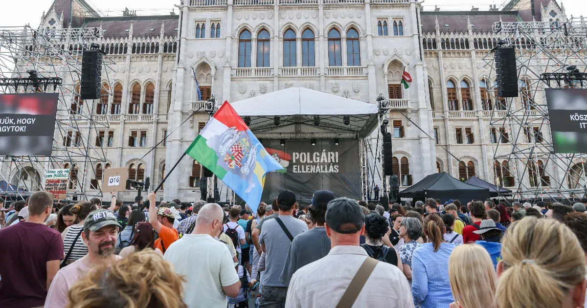 Szabadságért és Átláthatóságért: Tüntetés a Parlament Előtt Szabadságért és Átláthatóságért: Tüntetés a Parlament Előtt