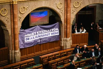 A parlament megszavazta a momentumos képviselő 11 milliós büntetését, amit egy molinó miatt kapott Kövértől