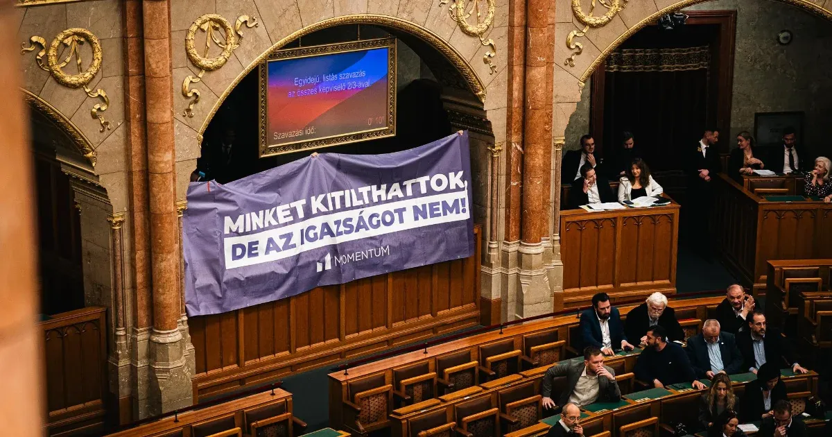 A parlament megszavazta a momentumos képviselő 11 milliós büntetését, amit egy molinó miatt kapott Kövértől