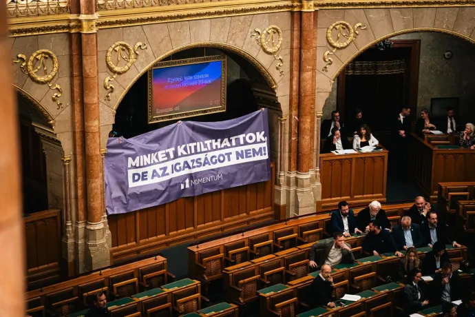 A parlament megszavazta a momentumos képviselő 11 milliós büntetését, amit egy molinó miatt kapott Kövértől