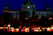 „Mindenki sokkban van” – Graz a lövöldözés áldozatait gyászolja
