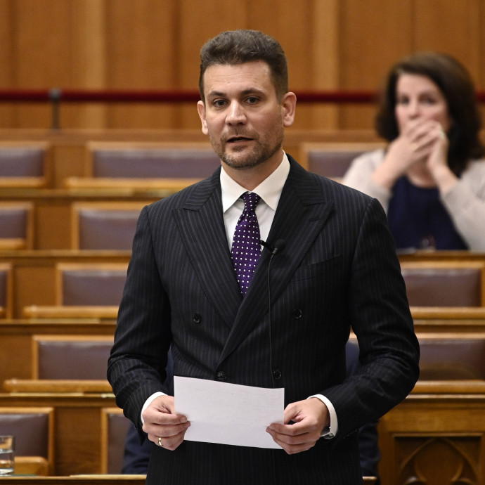 Külföldről akar hitelt felvenni a kormány a választás előtti osztogatásra