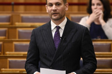 Külföldről akar hitelt felvenni a kormány a választás előtti osztogatásra