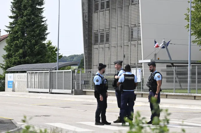 Francia csendőrök egy középiskola előtt a kelet-franciaországi Nogentben, ahol egy 31 éves pedagógiai asszisztenst egy 15 éves tanuló megkéselt egy táska átvizsgálása közben 2025. június 10-én – Fotó: Jean-Christophe Verhaegen / AFP