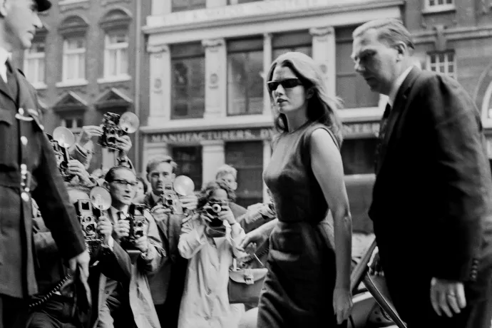 Christine Keeler érkezik a Profumo-ügy egyik tárgyalására Londonban 1963. július 24-én. Lent Mandy Rice-Davies elhagyja a bíróságot a meghallgatása után, szintén 1963 júliusában – Fotó: Evening Standard / Hulton Archive / Getty Images