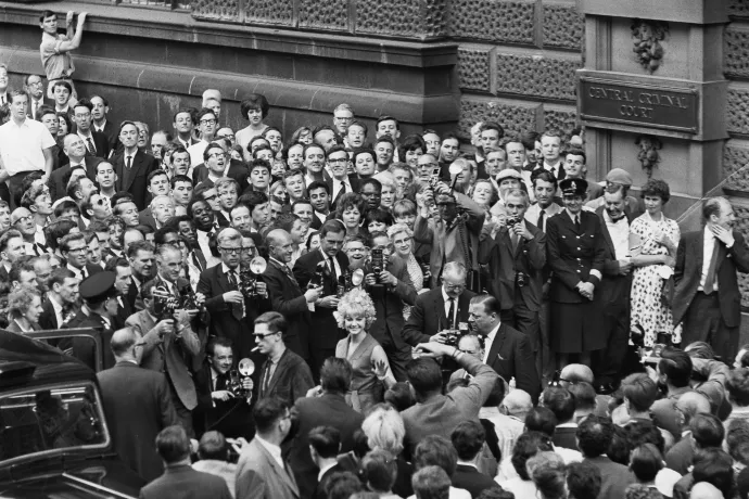 Christine Keeler érkezik a Profumo-ügy egyik tárgyalására Londonban 1963. július 24-én. Lent Mandy Rice-Davies elhagyja a bíróságot a meghallgatása után, szintén 1963 júliusában – Fotó: Evening Standard / Hulton Archive / Getty Images