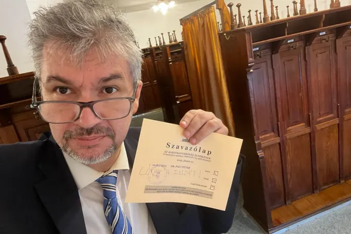 Hadházy a parlament ruhatárában szavazhatott arról, Polt Péter legyen-e az Alkotmánybíróság új elnöke
