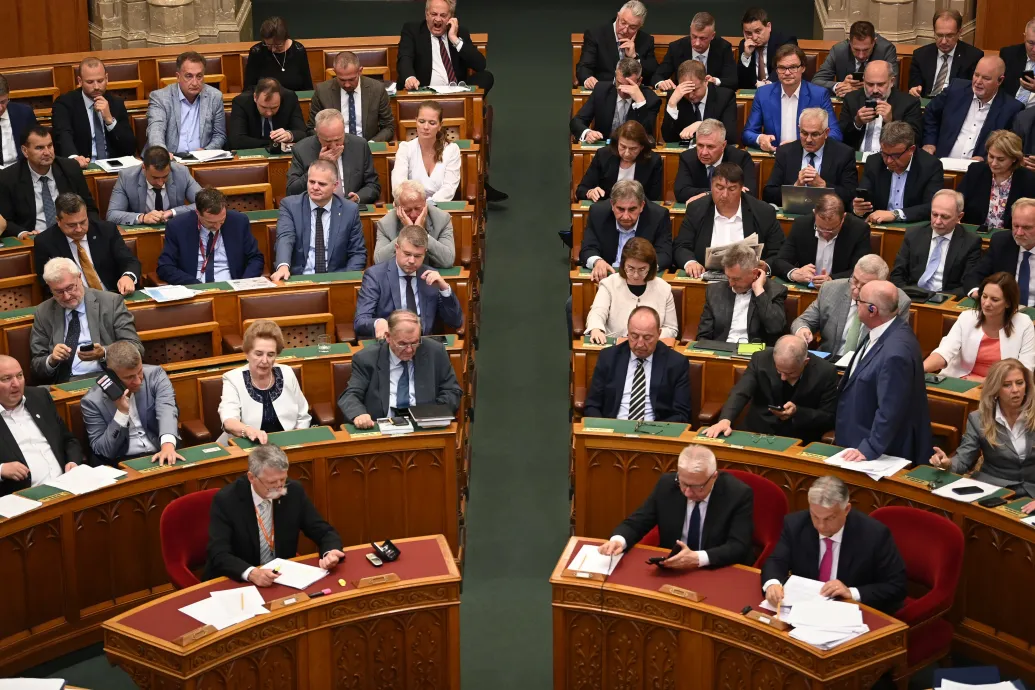 70 éves bírók, pénzbüntetés a bíróságoknak, szigorított távolságtartás – átment a parlamenten az új igazságügyi törvény – Forrás: Telex.hu
