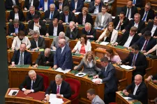 Adócsomag: megszavazta a parlament, hogy a Szerencsejáték Zrt. jobban járjon az önkormányzatok rovására