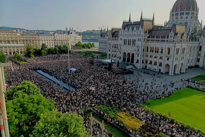 Tüntetők a budapesti Kossuth téren, 2025. június 10-én – Fotó: Olvasói fotó / Telex