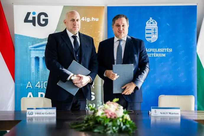 Nagy Márton gazdaságfejlesztési miniszter és Jászai Gellért, a 4iG elnöke (b), miután aláírták a kormány és a 4iG-csoport közötti együttműködési megállapodást a Gazdaságfejlesztési Minisztériumban 2023. november 9-én – Fotó: Mónus Márton / MTI