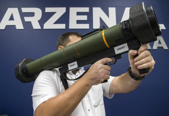 Az RGW 90 típusú újgenerációs páncélököl bemutatója a hadiipari gyártással és termékfejlesztéssel foglalkozó hazai vegyesvállalat alapításáról szóló szándéknyilatkozat aláírásán a HM Arzenál Zrt. kiskunfélegyházi fegyvergyárában 2020. október 13-án – Fotó: Bús Csaba / MTI