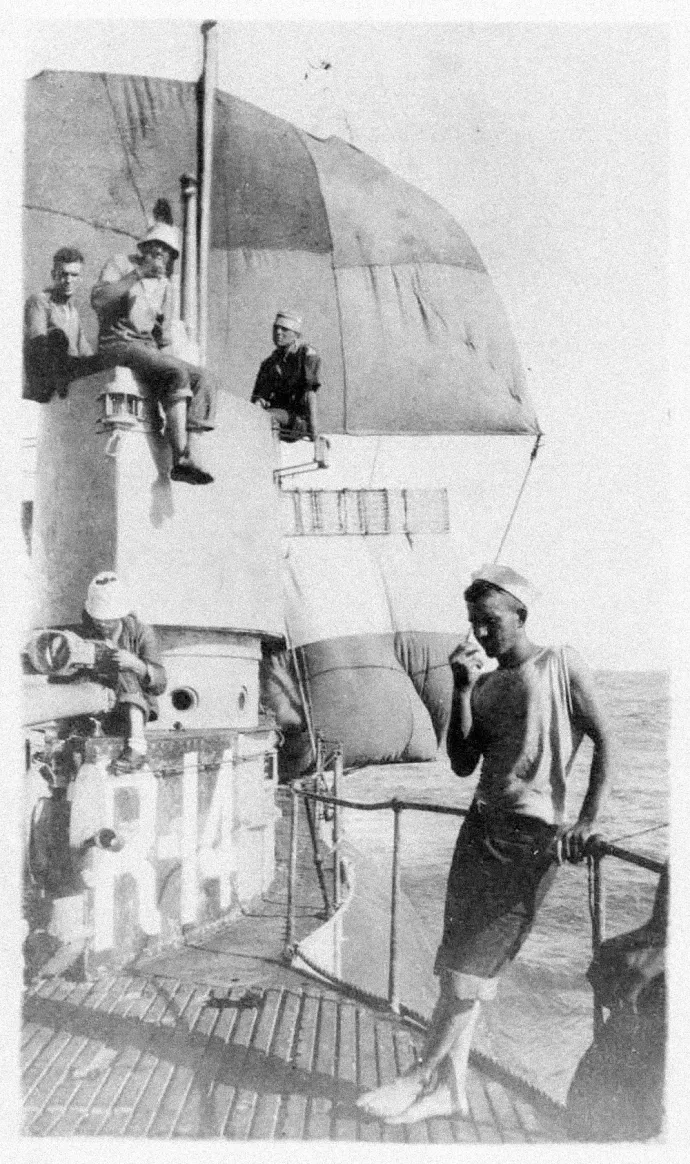 A USS R-14 legénysége a fedélzeten a kifeszített vitorlákkal – Fotó: U.S. Naval Institute