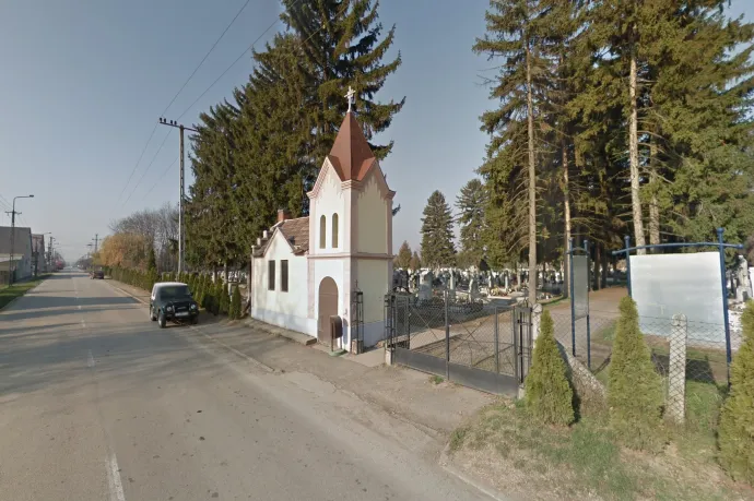 Az épület az újdombóvári temető bejáratánál – Forrás: Google Street View