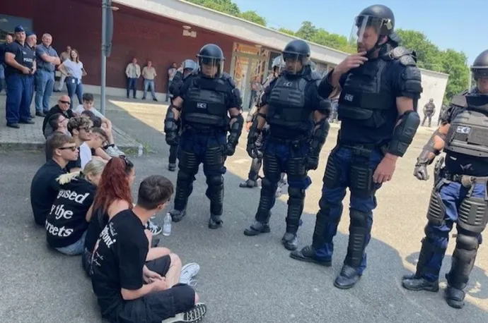 Iskolásokkal gyakoroltatták a rendőrök, hogyan oszlatnak fel egy demonstrációt
