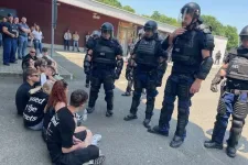 Iskolásokkal gyakoroltatták a rendőrök, hogyan oszlatnak fel egy demonstrációt