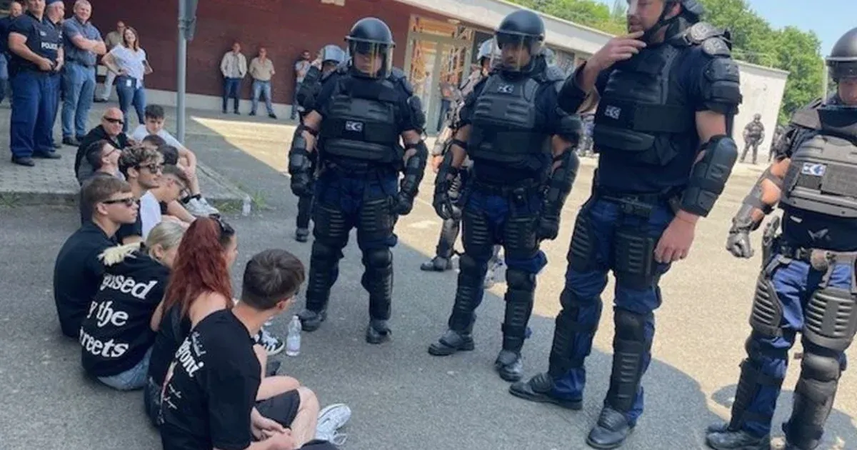 Iskolásokkal gyakoroltatták a rendőrök, hogyan oszlatnak fel egy demonstrációt