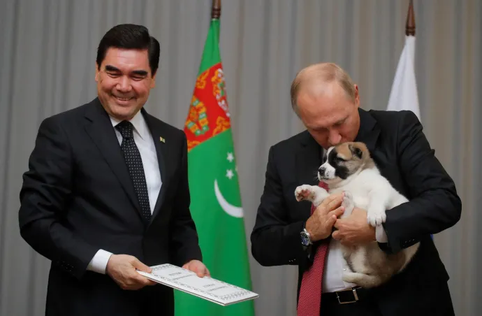 Putyin a Gurbanguly Berdimuhamedov türkmén elnöktől kapott kutyával 2017-ben – Fotó: Maxim Shemetov / AFP