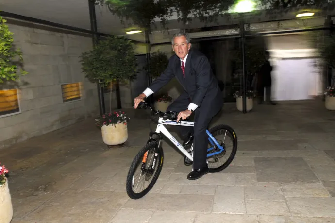 George W. Bush és a bicikli – Fotó: Avi Ohayon / GPO / AFP