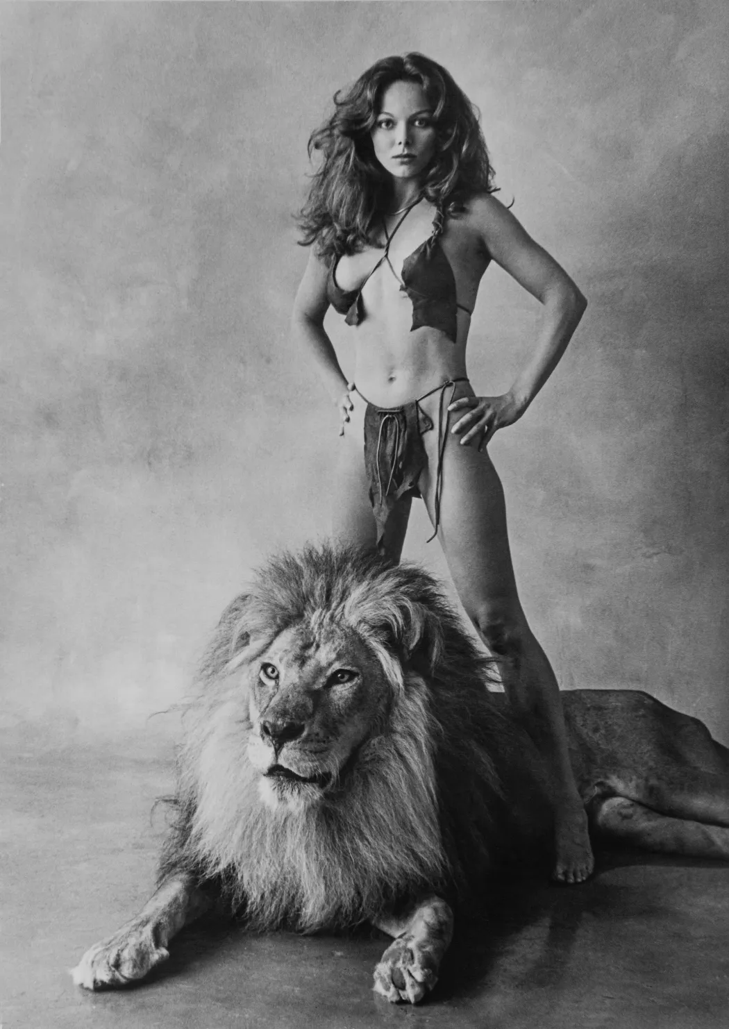 Modell oroszlánnal, 1970-es évek, Los Angeles – Fotó: Szipál Martin Archívum